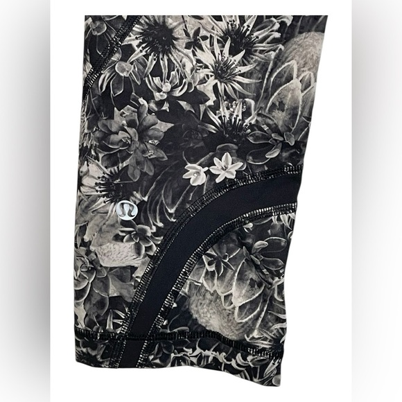 Lululemon Up The Pace Crop Flowabunga Black Angel Wing / Black / Angel Wing Sz 6 - Picture 9 of 11